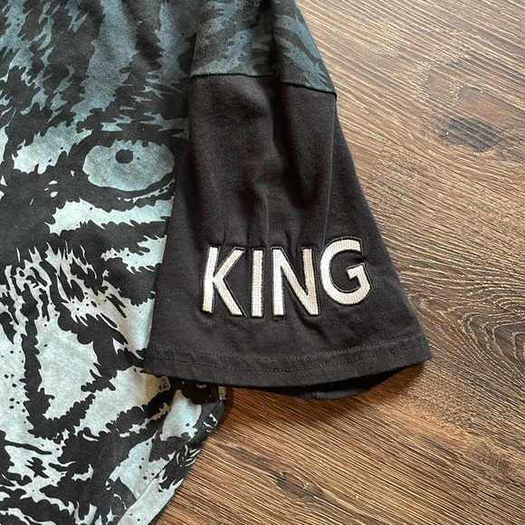 AHP Men’s Tee Lion with King  embroidered on the sleeve Mens Size XL Street wear - Picture 5 of 6